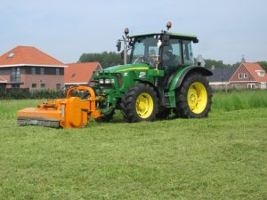 Покос травы трактором