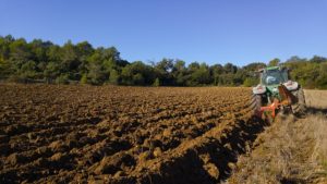Низкая стоимость вспашки земли трактором - качественно вспаханное поле